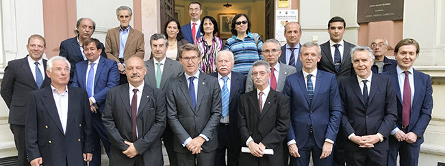Núñez Feijóo, Alfonso Rueda y Jesús Gamallo, junto con la directiva del Centro Gallego de Lisboa. Núñez Feijóo, Alfonso Rueda y Jesús Gamallo, junto con la directiva del Centro Gallego de Lisboa.