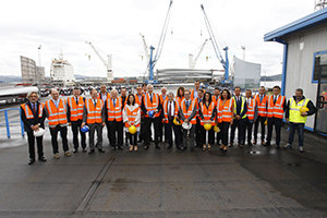 El conselleiro Conde, junto con los trabajadores en el puerto de Ferrol del grupo Pérez Torres Marítima. El conselleiro Conde, junto con los trabajadores en el puerto de Ferrol del grupo Pérez Torres Marítima.