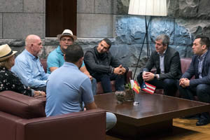 Fernando Clavijo y José Téllez, reunidos con los expertos de la tradición verseadora. Fernando Clavijo y José Téllez, reunidos con los expertos de la tradición verseadora.