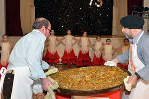La paella fue la estrella del menú y las alumnas de la Escuela de Flamenco amenizaron la velada. La paella fue la estrella del menú y las alumnas de la Escuela de Flamenco amenizaron la velada.
