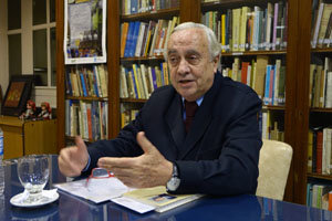 Carlos Penelas, durante la conferencia que ofreció en el Centro Galicia. Carlos Penelas, durante la conferencia que ofreció en el Centro Galicia.