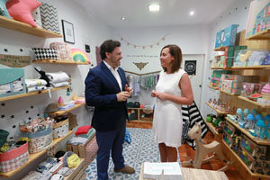 Miranda y Adriana Asorey conversan durante la visita a su negocio en Santiago. Miranda y Adriana Asorey conversan durante la visita a su negocio en Santiago.