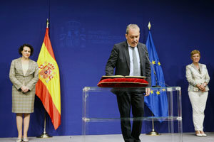 Agustín Torres toma posesión del cargo, flanqueado por Magdalena Valerio y Consuelo Rumí. Agustín Torres toma posesión del cargo, flanqueado por Magdalena Valerio y Consuelo Rumí.