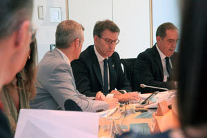 Feijóo y Rueda conversan durante el Consello de la Xunta que aprobó la Estratexia Emigración 2020. Feijóo y Rueda conversan durante el Consello de la Xunta que aprobó la Estratexia Emigración 2020.