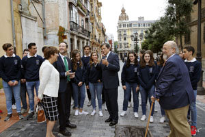 El presidente asturiano se dirige a los jóvenes durante la visita por las calles de Oviedo. El presidente asturiano se dirige a los jóvenes durante la visita por las calles de Oviedo.
