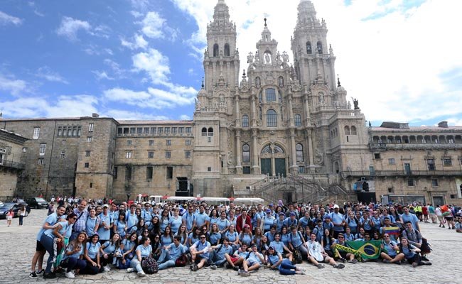 Miranda y los jóvenes posan en la Plaza do Obradoiro con la catedral de fondo.