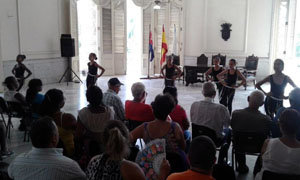 El grupo danzario, durante su participaron en el acto. El grupo danzario, durante su participaron en el acto.