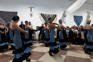 Actuación del grupo de danza durante la fiesta aniversario. Actuación del grupo de danza durante la fiesta aniversario.