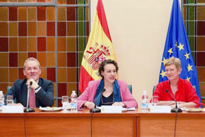 Agustín Torres, Magdalena Valerio y Consuelo Rumí, durante la comparecencia del martes.