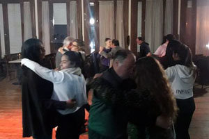 Varias parejas bailan un tango durante la actividad en la Asociación Española. Varias parejas bailan un tango durante la actividad en la Asociación Española.
