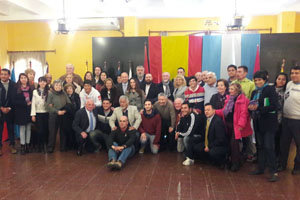 El consejero posa con directivos y socios de la Sociedad Española de Salta. El consejero posa con directivos y socios de la Sociedad Española de Salta.
