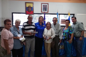 Parte de los beneficiarios de las tarjetas de medicamentos, junto a la coordinadora de la Oficina del Gobierno de Canarias en El Tigre y el vicepresidente del CCEC. Parte de los beneficiarios de las tarjetas de medicamentos, junto a la coordinadora de la Oficina del Gobierno de Canarias en El Tigre y el vicepresidente del CCEC.