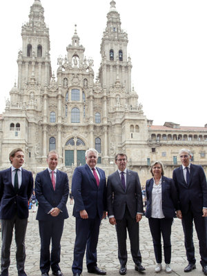 Feijóo y Jones, acompañados de otros dirigentes, posan ante la Catedral de Santiago. Feijóo y Jones, acompañados de otros dirigentes, posan ante la Catedral de Santiago.
