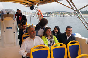 De esquerda a dereita, Valentín García, Cecilia Vázquez e Román Rodríguez, no barco, camiño de Ons. De esquerda a dereita, Valentín García, Cecilia Vázquez e Román Rodríguez, no barco, camiño de Ons.