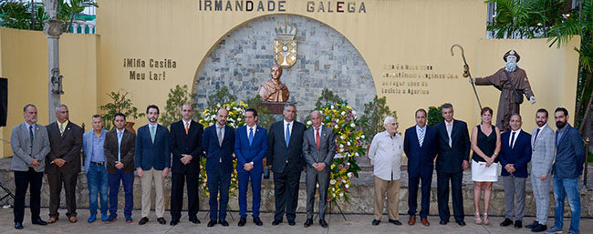 Miembros de la entidad y autoridades, durante la ofrenda floral al Libertador, Simón Bolívar. Miembros de la entidad y autoridades, durante la ofrenda floral al Libertador, Simón Bolívar.