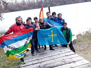 Los participantes posan con las banderas de Río Negro y Asrturias. Los participantes posan con las banderas de Río Negro y Asrturias.
