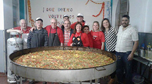 Directivos y cocineros posan con la paella. Directivos y cocineros posan con la paella.