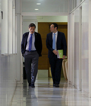 Javier Fernández y Guillermo Martínez, tras la celebración del Consejo de Gobierno. Javier Fernández y Guillermo Martínez, tras la celebración del Consejo de Gobierno.