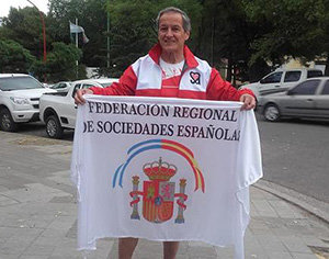 Herner posa con la bandera de la Federación de Sociedades Españolas. Herner posa con la bandera de la Federación de Sociedades Españolas.