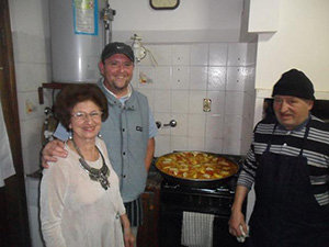 Nora, con la paella para su cumpleaños. Nora, con la paella para su cumpleaños.