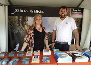 Alejandra Plaza y José Silveira, en el estand de promoción turística de Galicia. Alejandra Plaza y José Silveira, en el estand de promoción turística de Galicia.