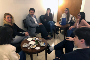 El secretario xeral de Emigración, durante el encuentro con los becarios de las BEME. El secretario xeral de Emigración, durante el encuentro con los becarios de las BEME.