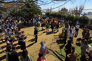 Un momento de la celebración del canto del ramo. Un momento de la celebración del canto del ramo.