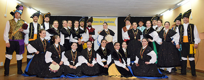 El Grupo Aires Gallegos actuó durante la celebración de la Fiesta de Santiago. El Grupo Aires Gallegos actuó durante la celebración de la Fiesta de Santiago.