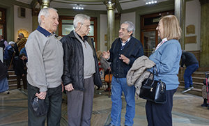 Ramón Suárez -en el centro- conversando con un grupo de socios. Ramón Suárez -en el centro- conversando con un grupo de socios.