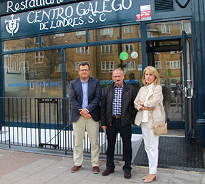 Nicolás Miño -en el centro-, en la puerta del Centro Gallego de Londres. Nicolás Miño -en el centro-, en la puerta del Centro Gallego de Londres.