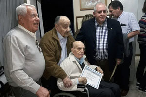 Abel Alberto Álvarez, junto con el secretario de la Asociación Hispano Argentina, José Alberto Rodríguez, con Segundo López (uno de los fundadores de la Institución) acompañando al ex vicecónsul honorario de España Miguel Martín Herrero a recibir el Diploma de la Dirección de Migraciones. Abel Alberto Álvarez, junto con el secretario de la Asociación Hispano Argentina, José Alberto Rodríguez, con Segundo López (uno de los fundadores de la Institución) acompañando al ex vicecónsul honorario de España Miguel Martín Herrero a recibir el Diploma de la Dirección de Migraciones.