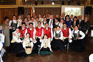 Directivos e invitados a la celebración posan con los miembros de 'Xuntos'. Directivos e invitados a la celebración posan con los miembros de 'Xuntos'.