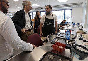 Conde, durante la visita al obrador artesano Fink Orfebres. Conde, durante la visita al obrador artesano Fink Orfebres.