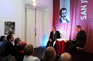 Hugo Halbrich y Daniel Miglioranza, durante la teatralización del diálogo entre Unamuno y Sarmiento, en la Casa de San Juan en Buenos Aires. Hugo Halbrich y Daniel Miglioranza, durante la teatralización del diálogo entre Unamuno y Sarmiento, en la Casa de San Juan en Buenos Aires.