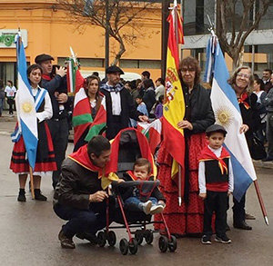 Durante el desfile se pudieron ver las banderas española y vasca. Durante el desfile se pudieron ver las banderas española y vasca.