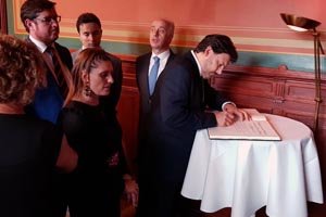 El secretario xeral de Emigración firma en el libro de visitas del Ayuntamiento de Cuxhaven. El secretario xeral de Emigración firma en el libro de visitas del Ayuntamiento de Cuxhaven.