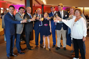 Miranda y el resto de autoridades brindan por el éxito de esta primera Feria del Albariño en Cuxhaven. Miranda y el resto de autoridades brindan por el éxito de esta primera Feria del Albariño en Cuxhaven.