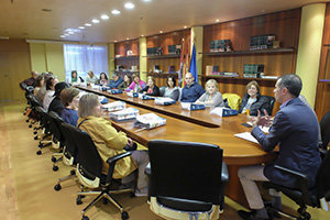 Un momento del encuentro entre los participantes en 'Siente Castilla y León' y el consejero de la Presidencia. Un momento del encuentro entre los participantes en 'Siente Castilla y León' y el consejero de la Presidencia.