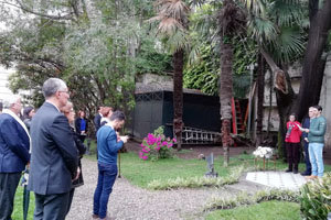 Lectura del hábeas corpus frente al mural que recuerda a los desaparecidos españoles.