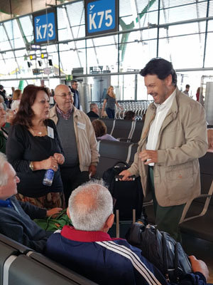 Miranda saluda en el aeropuerto de Madrid a los beneficiarios de Reencontros procedentes de Argentina. Miranda saluda en el aeropuerto de Madrid a los beneficiarios de Reencontros procedentes de Argentina.