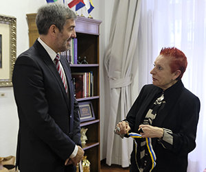 Fernando Clavijo entregó la Medalla de Oro de Canarias a Concha Jerez. Fernando Clavijo entregó la Medalla de Oro de Canarias a Concha Jerez.
