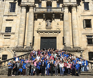 Rodríguez Miranda, junto con los participantes en 'Reencontros na Terra', ante el complejo de San Martiño Pinario. Rodríguez Miranda, junto con los participantes en 'Reencontros na Terra', ante el complejo de San Martiño Pinario.