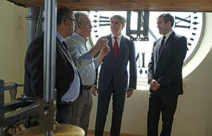 Fernando Clavijo y Ángel Garrido, durante la visita al reloj de la Puerta del Sol. Fernando Clavijo y Ángel Garrido, durante la visita al reloj de la Puerta del Sol.