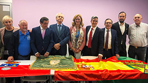 Las autoridades, junto a los representantes del Grupo de Danzas Virgen de Las Nieves. Las autoridades, junto a los representantes del Grupo de Danzas Virgen de Las Nieves.