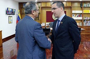 Juan Pablo de Laiglesia y Jorge Arreaza Montserrat, durante la reunión en la Casa Amarilla. Juan Pablo de Laiglesia y Jorge Arreaza Montserrat, durante la reunión en la Casa Amarilla.