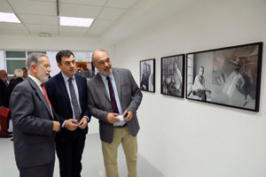 Algunos de los dirigentes presentes en la inauguración, recorriendo la muestra. Algunos de los dirigentes presentes en la inauguración, recorriendo la muestra.