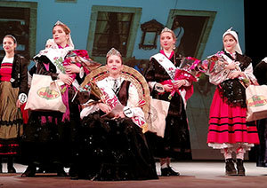 La nueva Reina y princesas electas de la colectividad posan tras la decisión del jurado. La nueva Reina y princesas electas de la colectividad posan tras la decisión del jurado.