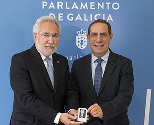Valeriano Martínez entregó a Miguel Santalices el proyecto de presupuestos para 2019. Valeriano Martínez entregó a Miguel Santalices el proyecto de presupuestos para 2019.