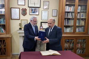 El presidente del Parlamento le entrega un recuerdo a su homólogo del Centro Gallego de Lisboa. El presidente del Parlamento le entrega un recuerdo a su homólogo del Centro Gallego de Lisboa.