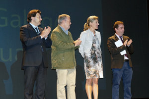 El secretario xeral –1º por la izda.–, durante un momento de la ceremonia por el aniversario. El secretario xeral –1º por la izda.–, durante un momento de la ceremonia por el aniversario.
